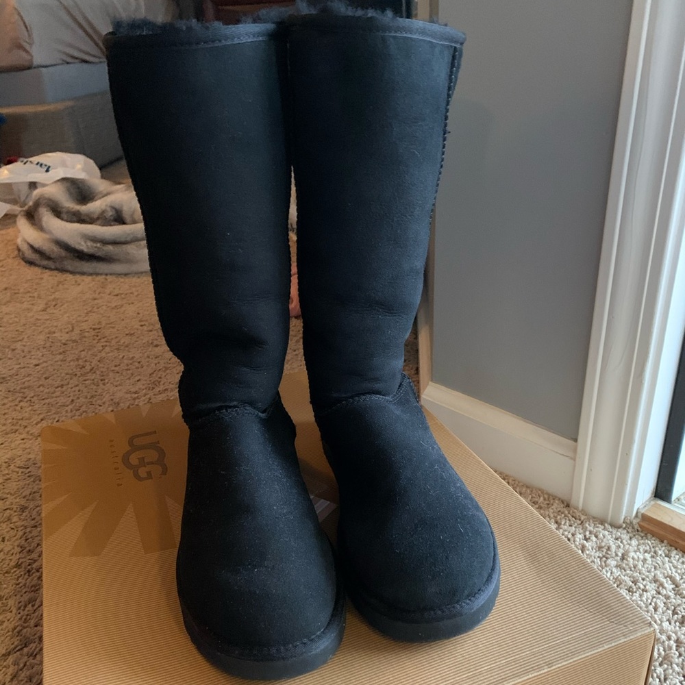 Black Ugg boots